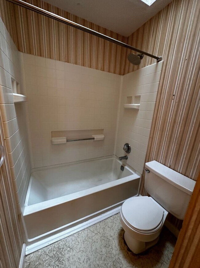 Building Photo - Available from May 15th.  2 Bedroom home with garage. Great Area and Location!