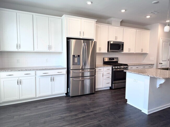 Building Photo - Gorgeous Townhome With Loads of Amenities in Ellis Crossing!