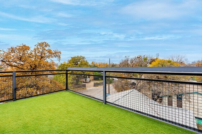 Building Photo - Tip Tier Views at this Beautiful 4 bedroom, 3 bathroom home in Central East Austin!!!