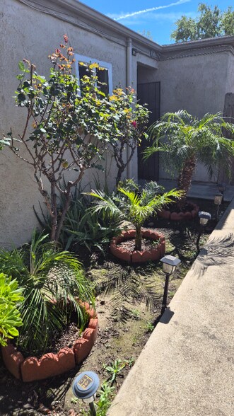 Building Photo - 1856 E 5th St