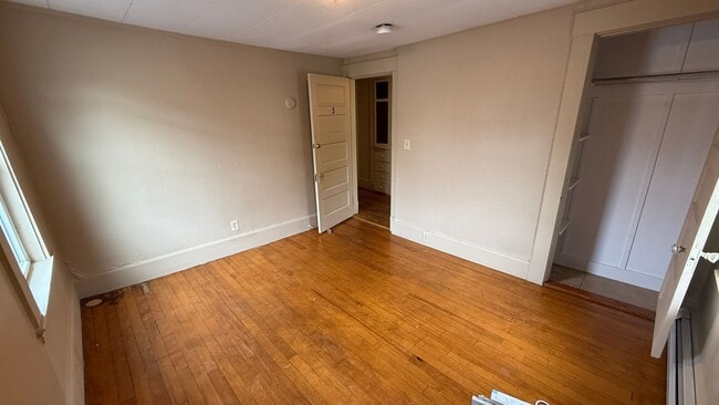 Building Photo - 5 Bedroom 2 bathroom House Available for r...