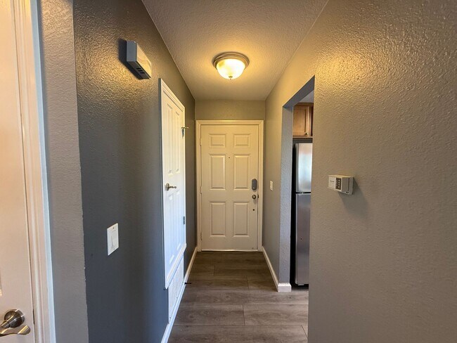Building Photo - Parkview condo close to shopping & freeway access!