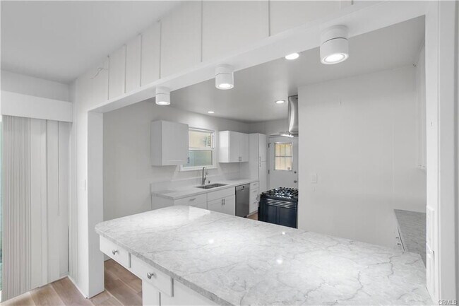 Building Photo - 7400 Cozycroft Ave