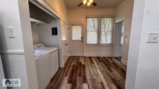 Building Photo - University Area 4bd/2ba With Private Backyard!