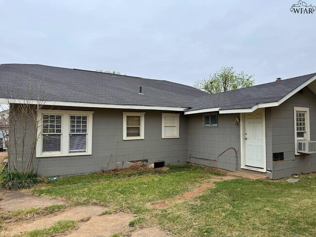 Building Photo - 1661 1/2 Collins Ave