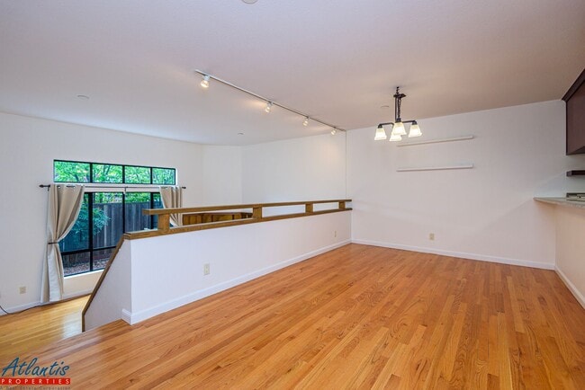 Building Photo - Remodeled Condo | Downtown Palo Alto | Near Stanford
