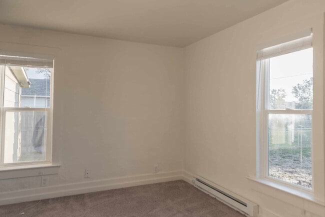 Building Photo - UPDATED 2 Bedrm  1Bath Home - Granite, Stainless Steel Appliances