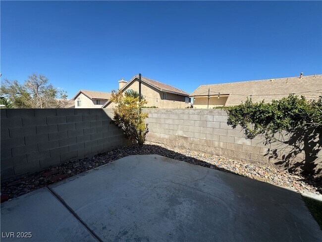 Building Photo - 2053 Smoketree Village Cir