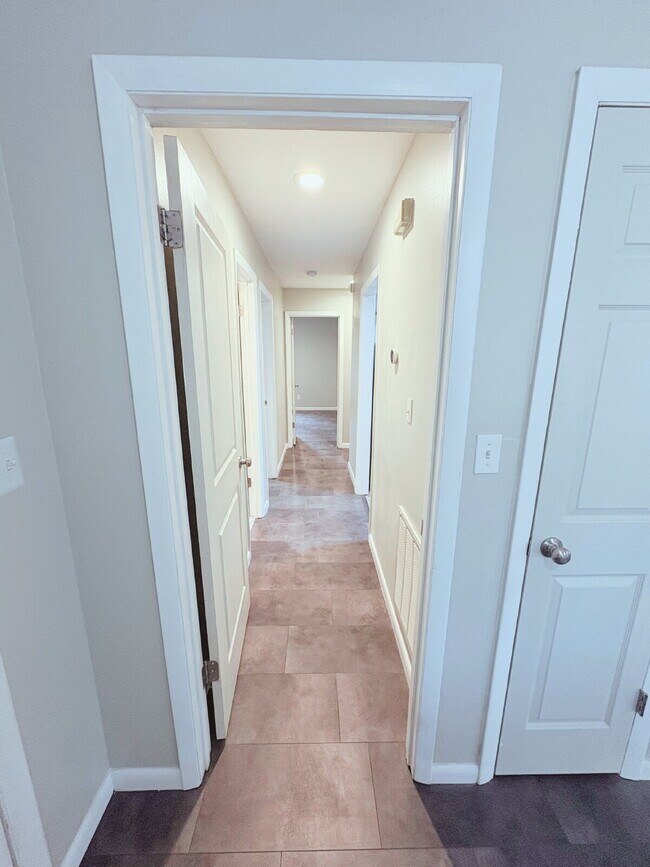 Building Photo - Open ranch home on a culdesac