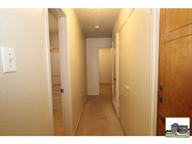 Building Photo - 208 Sorrell Dr