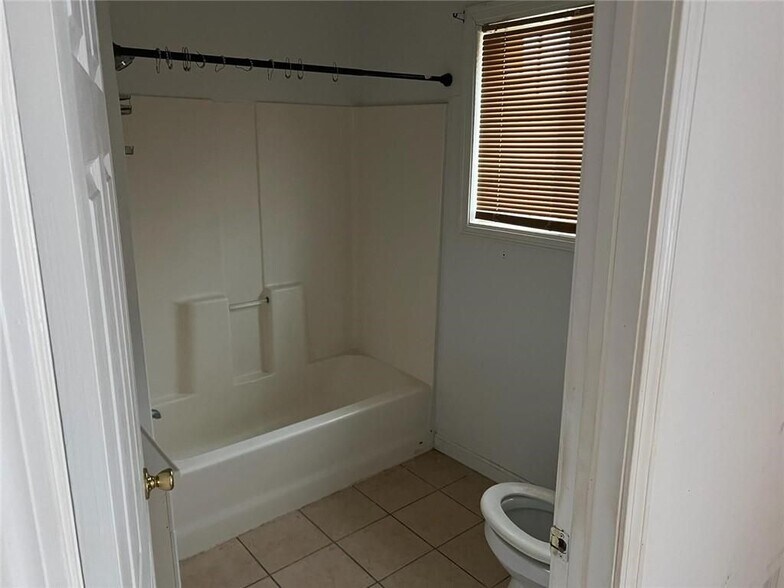 Building Photo - 16 Diamond St