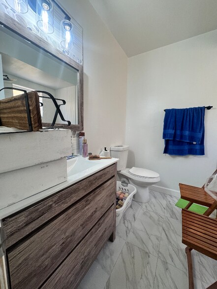 Building Photo - 2849 W 71st St