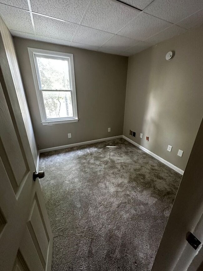 Building Photo - 3 Bedroom | 2 Bathroom | $1,400