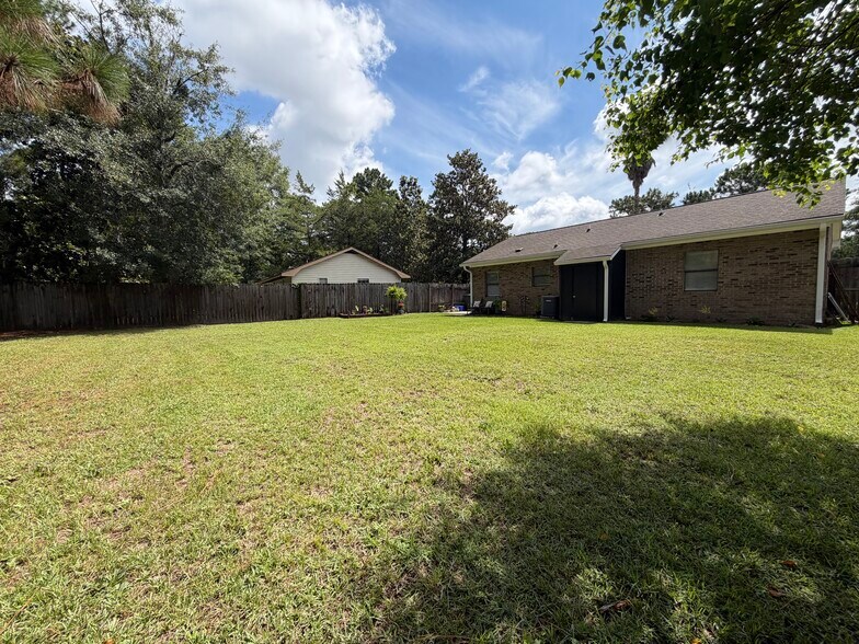 Building Photo - 921 Greenbriar Rd