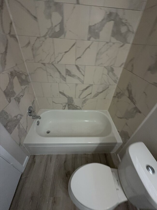 Building Photo - AVAILABLE NOW - (SECTION 8 ACCEPTED)