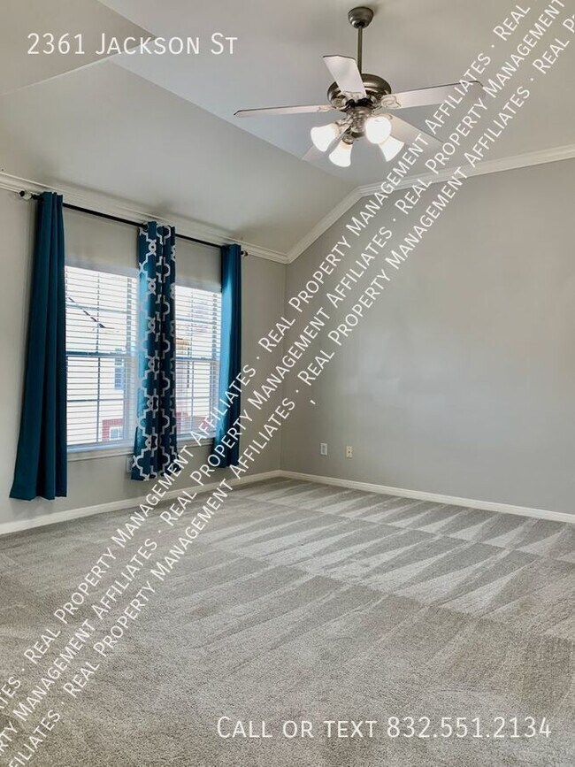 Building Photo - Middle Stunner