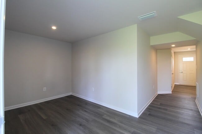 Building Photo - Never-Lived-In Luxury: Modern 3-Level Living + Garage in Orchard Ridge