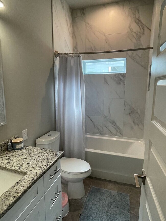 Building Photo - Convenient Living in West End