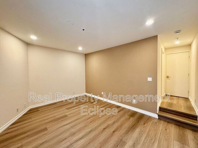 Building Photo - 9039 NE Juanita Dr
