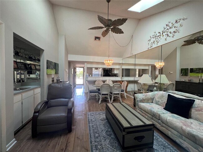 Building Photo - 9303 Golf View Dr