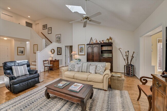 Building Photo - 108 White Willow Pl