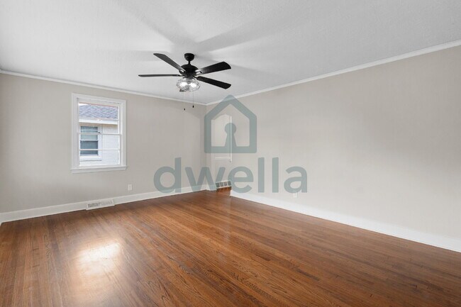 Building Photo - "Charming 5-Bedroom Oasis with 2 Full Bath...