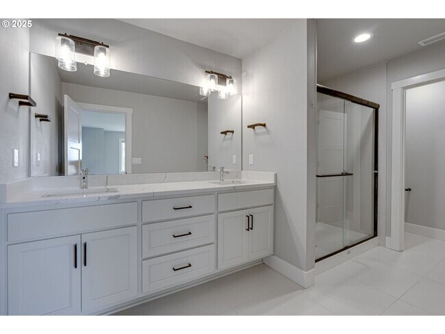 Building Photo - 10902 NE 119th Pl