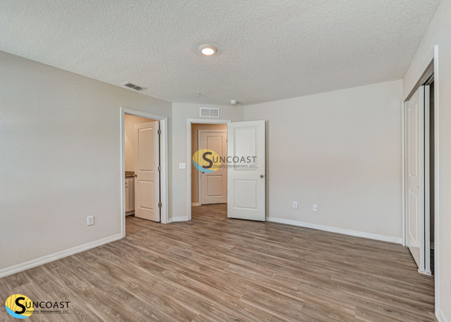 Building Photo - Your New Home Awaits: Stylish 2B/2B Apts w...