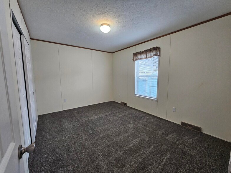 Building Photo - 418 Tulip Dr