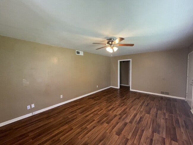 Building Photo - Stunning 3 Bedroom Home Located in the Med...