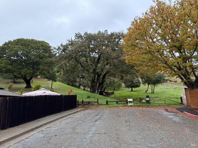 Building Photo - 840 Idylberry Rd