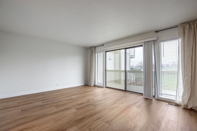 Building Photo - Conveniently Located Racquet Club Condo