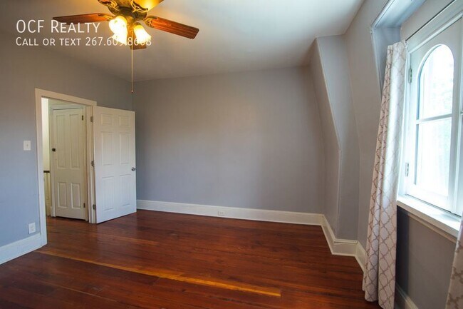 Building Photo - 2211 Bainbridge St