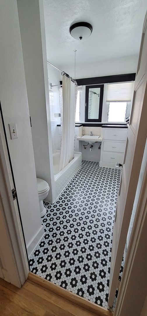 Building Photo - Glendale Awaits You