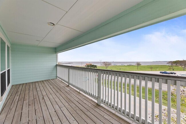 Building Photo - 709 N Bayshore Dr