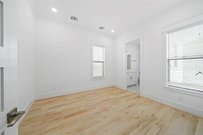 Building Photo - 914 Waverly St