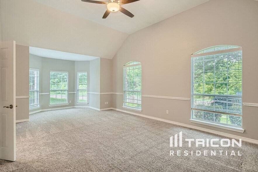 Building Photo - 2710 Hawthorne Dr