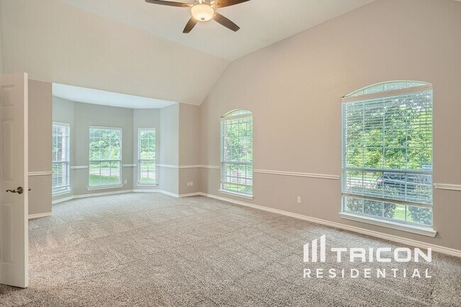 Building Photo - 2710 Hawthorne Dr