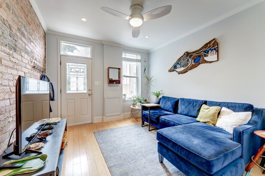 Spacious & sunny Living Room! - 602 14th Pl NE