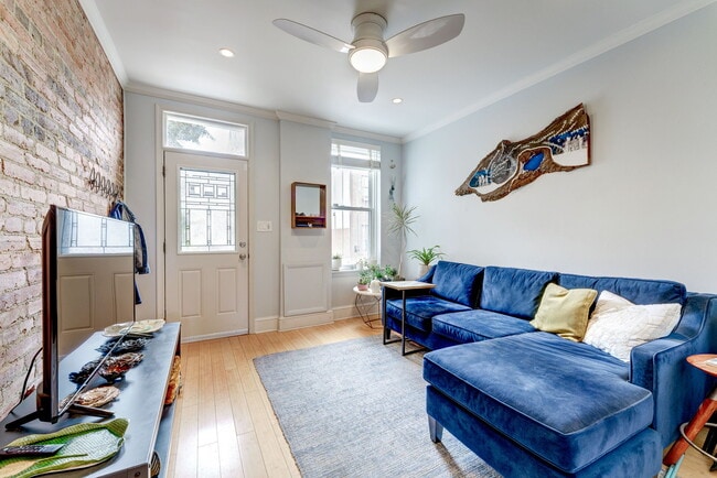 Spacious & sunny Living Room! - 602 14th Pl NE