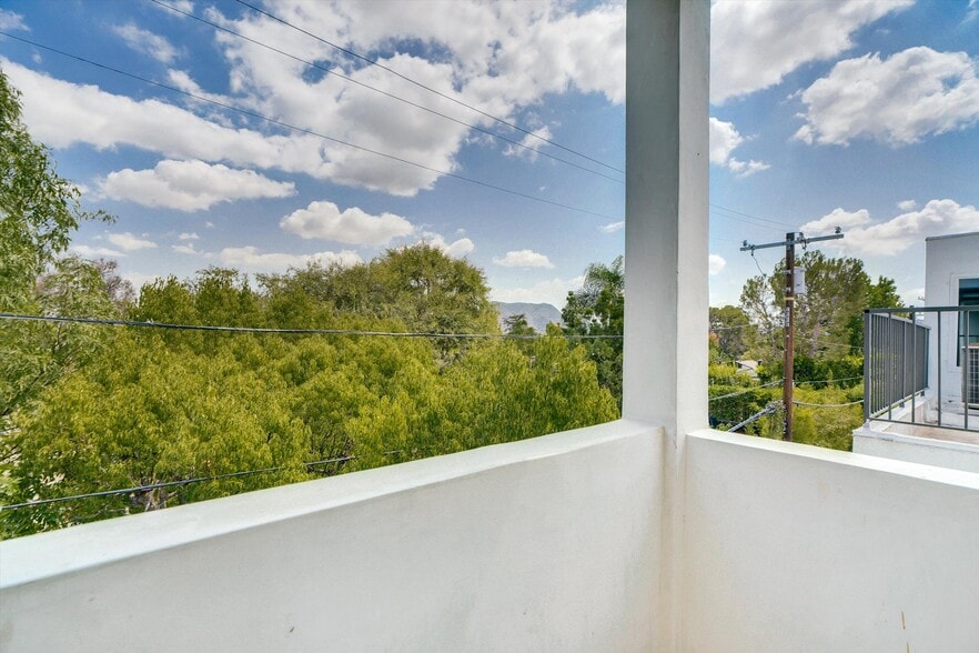 Building Photo - 5022 Cahuenga Blvd