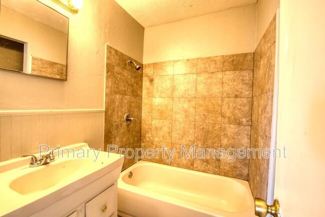 Building Photo - 4600 N Hamilton Dr