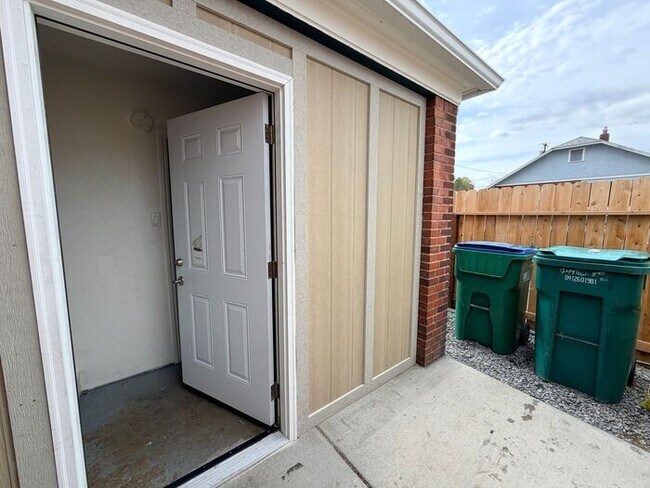 Building Photo - Reno Affordable House 3 Bedroom/1 Bath/ 1 Cat Friendly