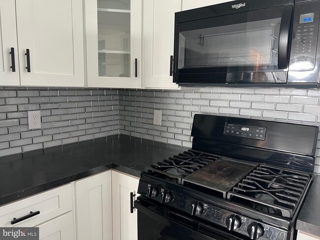 Building Photo - 136 Davis St