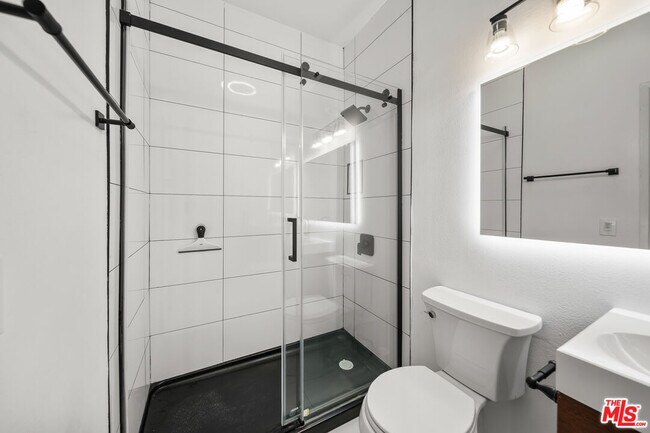 Building Photo - 812 N Hudson Ave