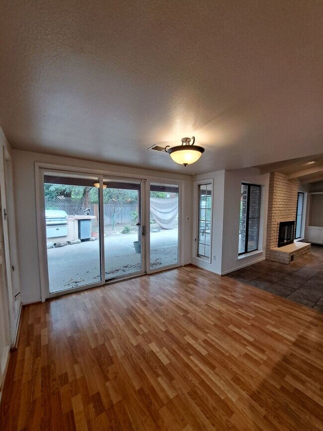 Building Photo - MOVE IN SPECIAL: Half OFF the 1st Month's ...
