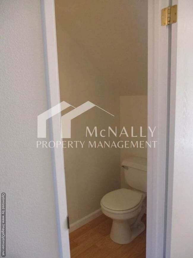 Building Photo - 2 Bedroom, 1.5 Bathroom Townhouse in Port ...