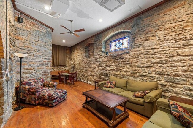 Building Photo - 609 S 9th St