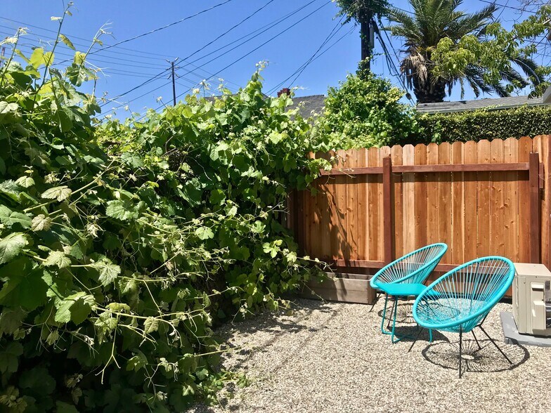 Private west facing patio - 1237 N Commonwealth Ave