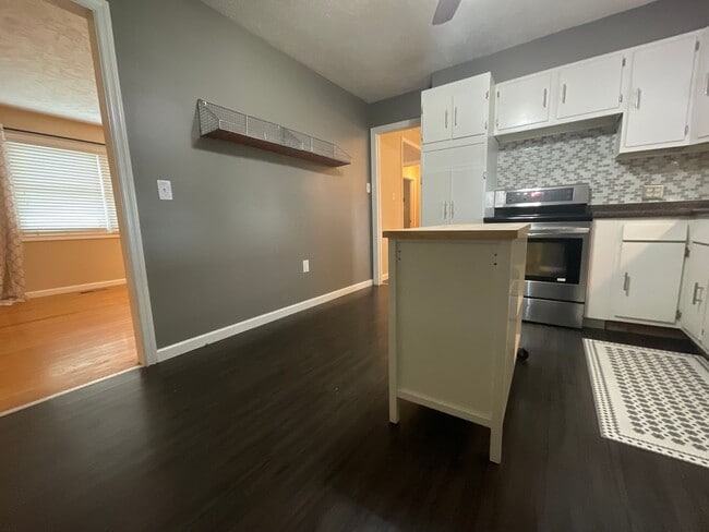 Building Photo - Move in special - 3 bedroom/2 bath brick h...